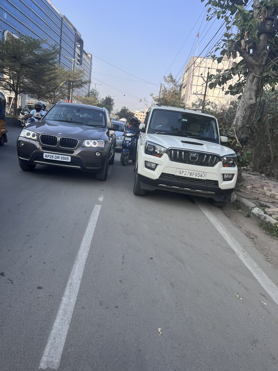Please impose fine on them they literally parked on mainroad with heavy traffic.Date:8/2/23,time:16:2… atrium mall,kondapur-gachibowli road <a href="/HYDTP/">Hyderabad Traffic Police</a> <a href="/CYBTRAFFIC/">Cyberabad Traffic Police</a> @Rachakonda_tfc