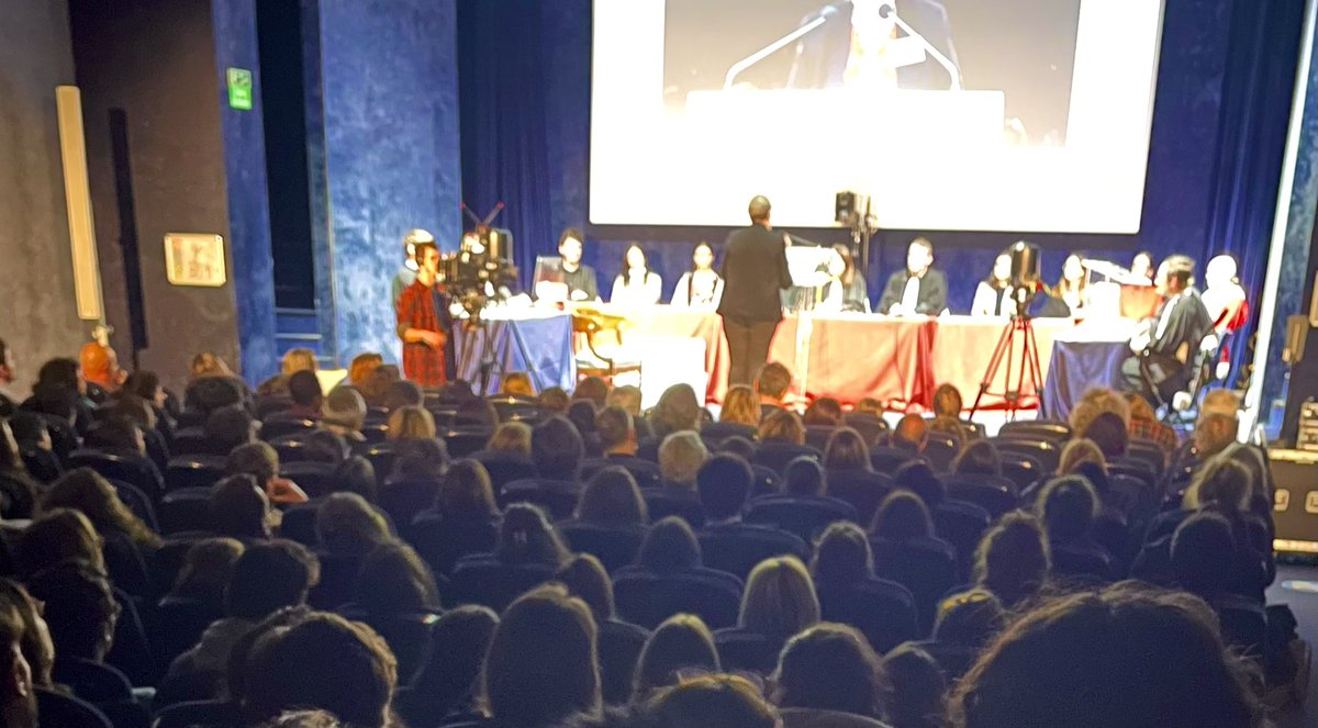 mar_bar_cle's tweet photo. En direct #procesfictif @BarreauToulouse salle comble, émotion & messages forts https://t.co/TzSkCn8fCa