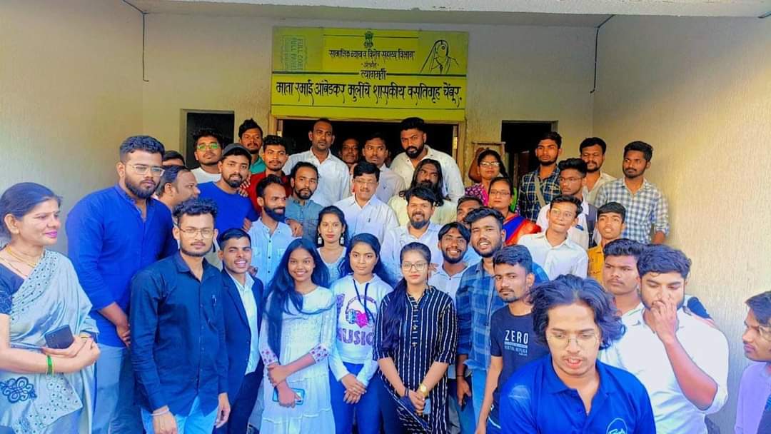 meshubhamyede's tweet photo. रिपब्लिकन विद्यार्थी सेनेच्या मागणीनुसार मातोश्री रमाई यांच्या १२५ व्या जयंती दिनी चेंबूर येथील नव्याने निर्माण झालेल्या मुलींच्या वस्तीगृहाला फक्त शासनाने नाव जाहिर केले.
पण प्रत्यक्षात काहीच केले नाही. https://t.co/ArS1k53N7z