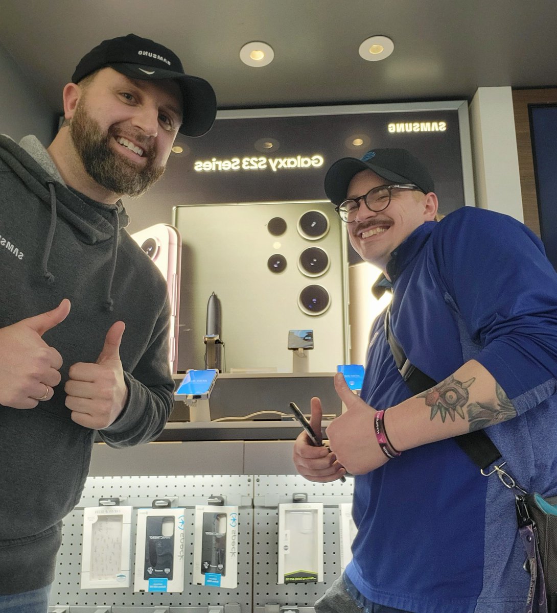 MikeofMentor's tweet photo. Getting social with Samsung with Marcus from Samsung! 
@theeastregion @samsung @ATT
#OPHA #ERGalaxy23 https://t.co/cCmjg3ie26