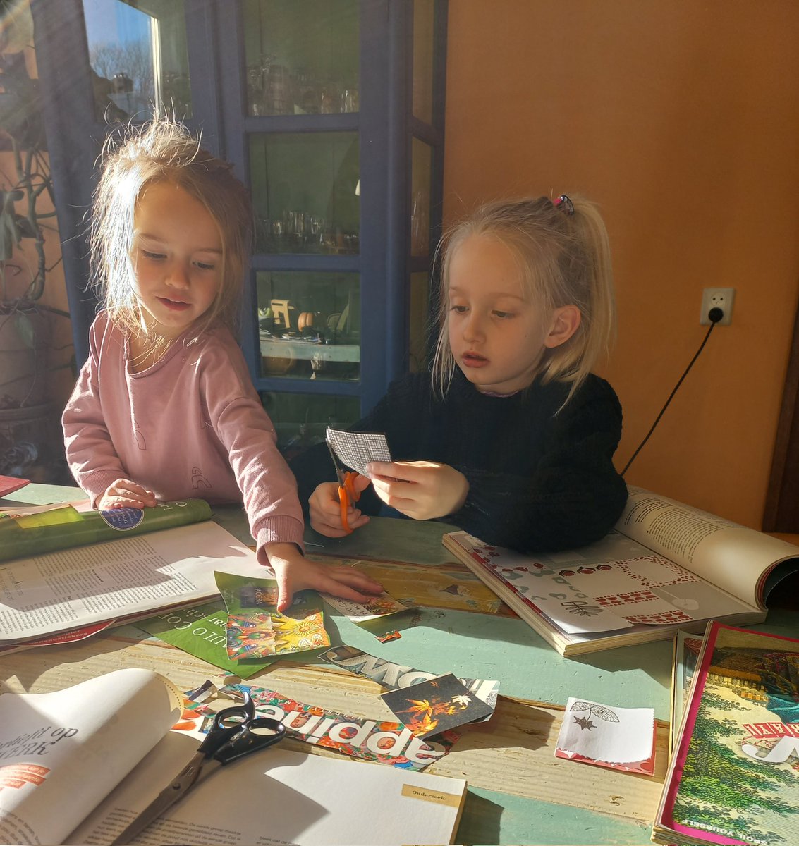 CorrieBult's tweet image. Vandaag gingen we knutselen en mooie plaatjes knippen. "Wij doen kleur want daar wordt omi blij van."
#happyflow

Daarna mocht iedereen zelf z'n pizza lekker versieren. Ik bakte de bodem en maakte de basissaus van de dingen die iedereen lust. 

#Yara #Noortje #yougottalovethem