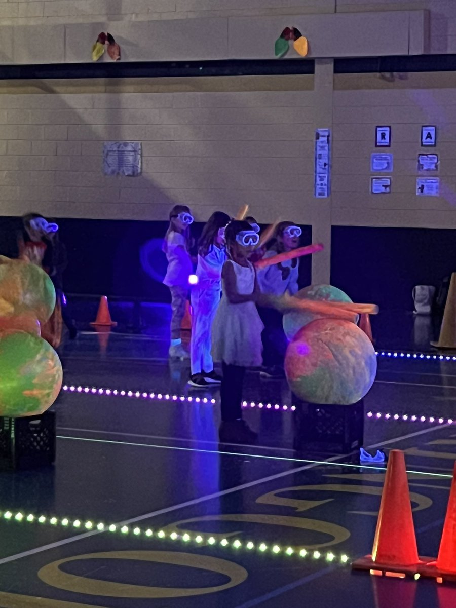 MrBoscan's tweet photo. Glow Week. Music and Gym! https://t.co/Tx19AgJ6sX
