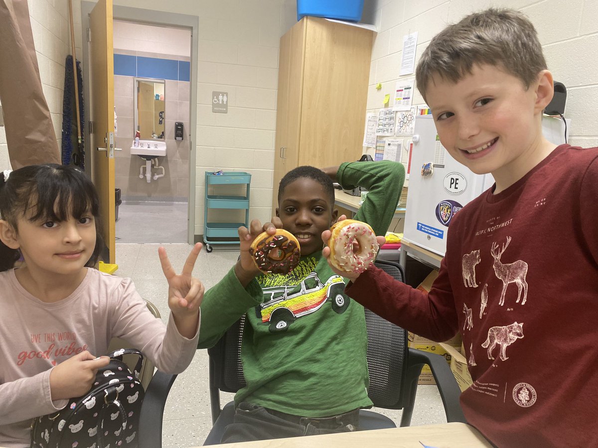 MrsRodgers707's tweet image. 200 jump club lunch bunch and treats! These three students persevered to complete 200 consecutive jumps! I am so proud of their determination and dedication to PE! #mystudentsrock #DESPE