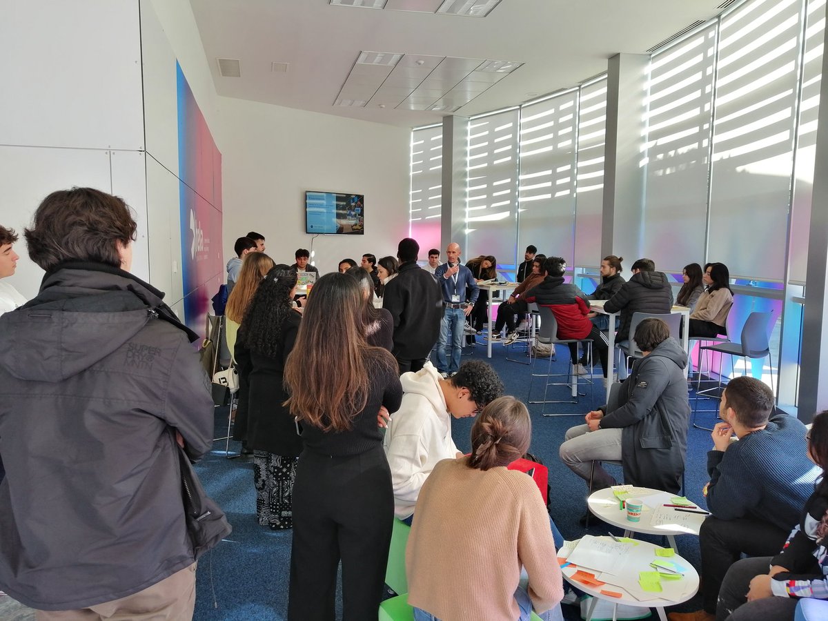 catedraemprend1's tweet photo. Nuestros alumnos han tenido una experiencia y un aprendizaje valiosos durante la jornada de #emprendimiento celebrada hoy en el edificio Xtela. Han planteado una solución a un reto, han construido un prototipo, lo han validado y han presentado su producto. #designthinking https://t.co/0b8jVKebhy