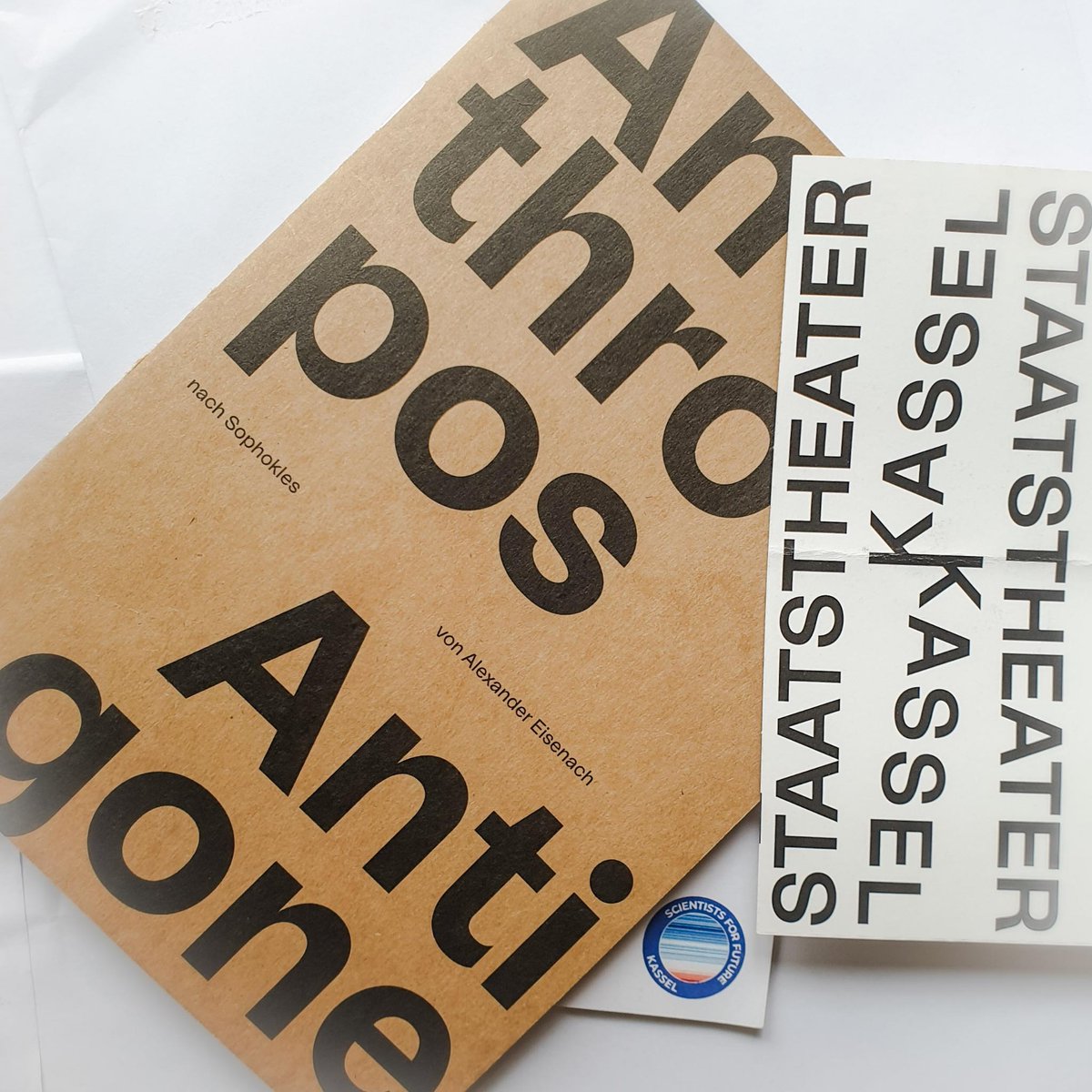 S4F_Kassel's tweet photo. Letzten Samstag war die Premiere von Anthropos Antigone! Die Premiere war ein voller Erfolg. Anthropos Antigone verbindet Theater und Klimawissenschaft, bietet neue Perspektiven und Denkanstöße für eine zukunftsfähige Gesellschaft. [1/2] https://t.co/6PmNdK5791