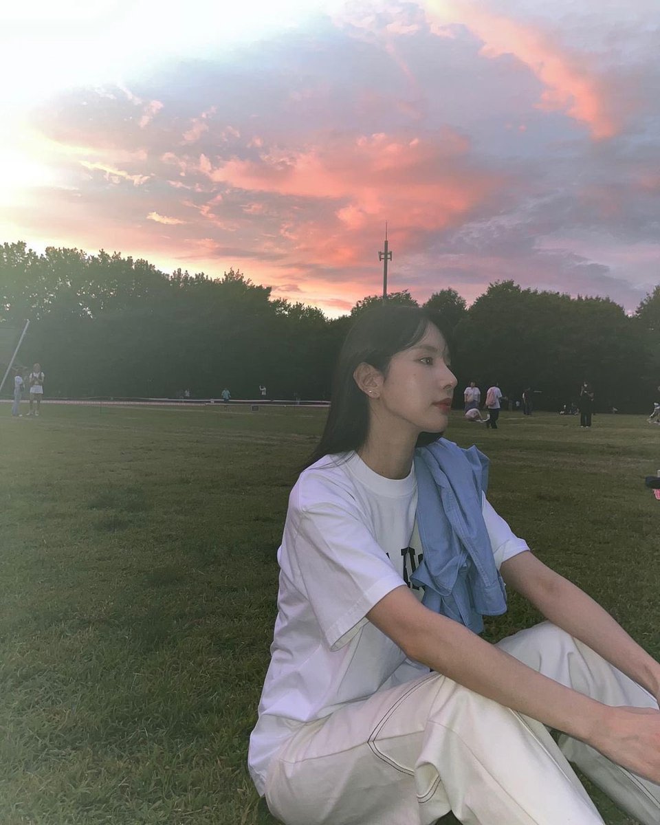 Seolasie's tweet photo. Taking a moment to stop when the sun dips below the horizon and the sky bursts into a symphony of colors. The sun may set on this day, but the memories of this peaceful moment surrounded by nature’s beauty will last forever in me. https://t.co/6iEJQdtK0B