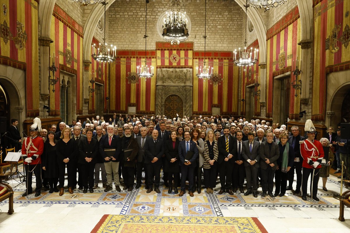 bcn_ajuntament's tweet photo. Lliurem 97 distincions que reconeixen la trajectòria i la vinculació amb Barcelona d'entitats i institucions centenàries de la ciutat.
És la primera edició de la concessió d'aquesta distinció, que, a partir d'ara, s'atorgarà anualment.
ℹ️ https://t.co/bldZXgZEE6 https://t.co/RFlbyZY1Tt
