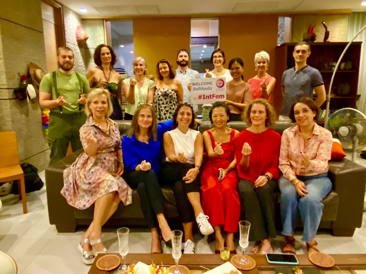 IntFem_'s tweet photo. Paris - Bangkok sans prendre l’avion, un meet-up et live talk dans l’écrin magnifique d’une immense villa à Bangkok ! 
Le thème était « s’expatrier à Singapour vs Bangkok » et a réuni en visio et en présentiel les expérimenté.e.s de l’Asie, locaux, internationaux #Intfem conseils https://t.co/bitXmJIt51