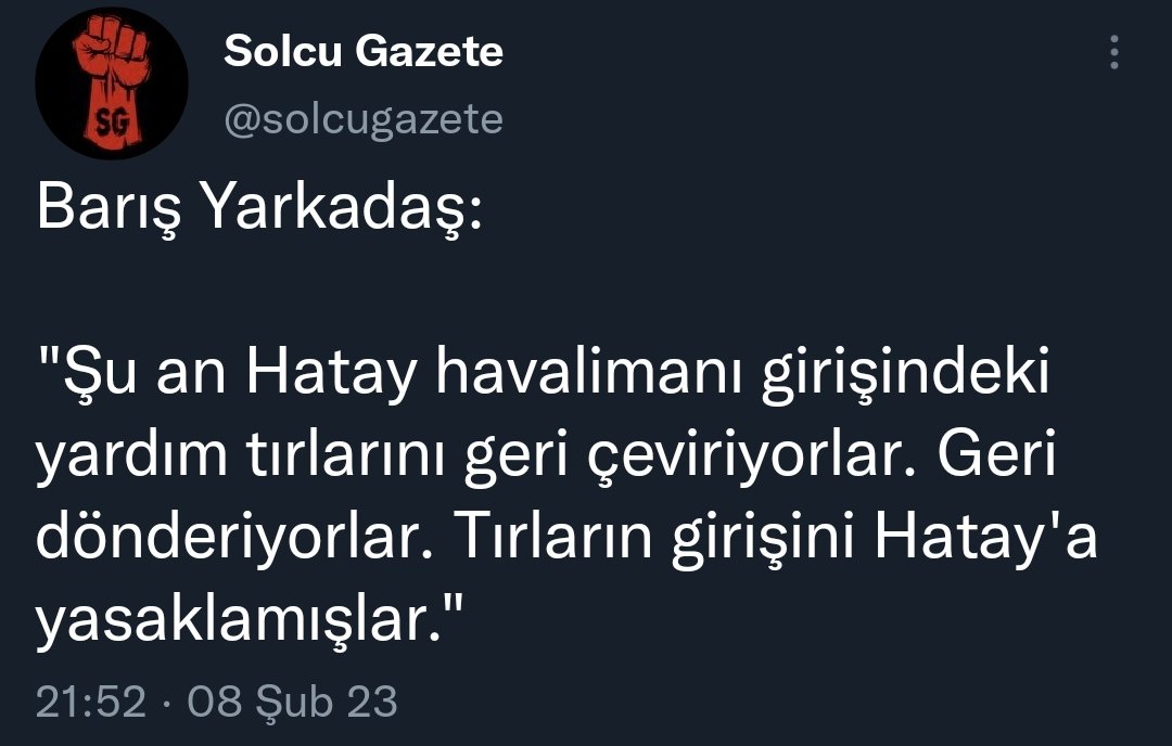 thhsynkrgz's tweet photo. Aslında olan;

Hatay Defne'deyim. Burası dahil tüm noktalarda yardım konvoyu kuyruğu var. Depolar maksimum kapasitede. Dolayısıyla gelenleri bekletmek yerine daha çok ihtiyacı olan bölgelere gönderiyorlar

Görüntüyle de tek tek açıkladım ve gösterdim https://t.co/SyF3DOctp3