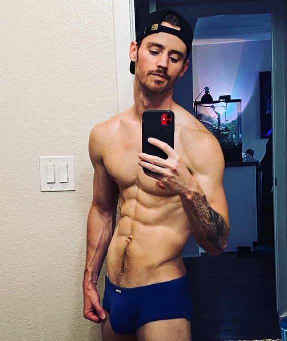 Hey my eyes are up here. 😉 https://t.co/zCQW7fy9lG