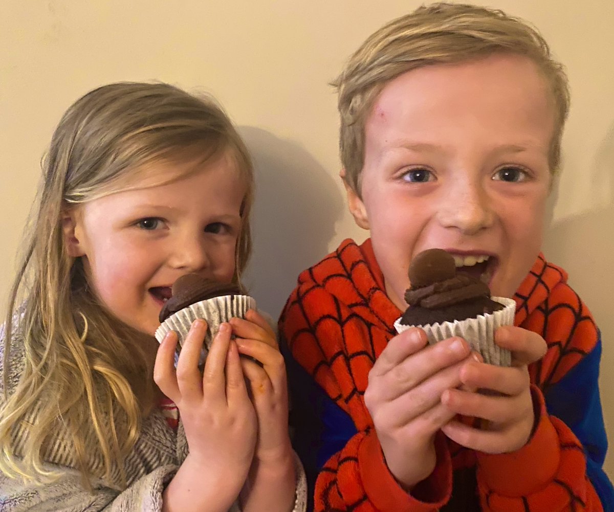 MissKotzyba's tweet photo. Diolch @1BlwyddynYBE am adael i fi gael mynediad ‘ecscliwsif’ i’r cacennau blasus heddi! Rydw i wedi rhannu gyda’r ddau yma - “blasus iawn, oes mwy?” oedd yr ymateb! #caffiYBE 🧁 https://t.co/2ko4Alc97v