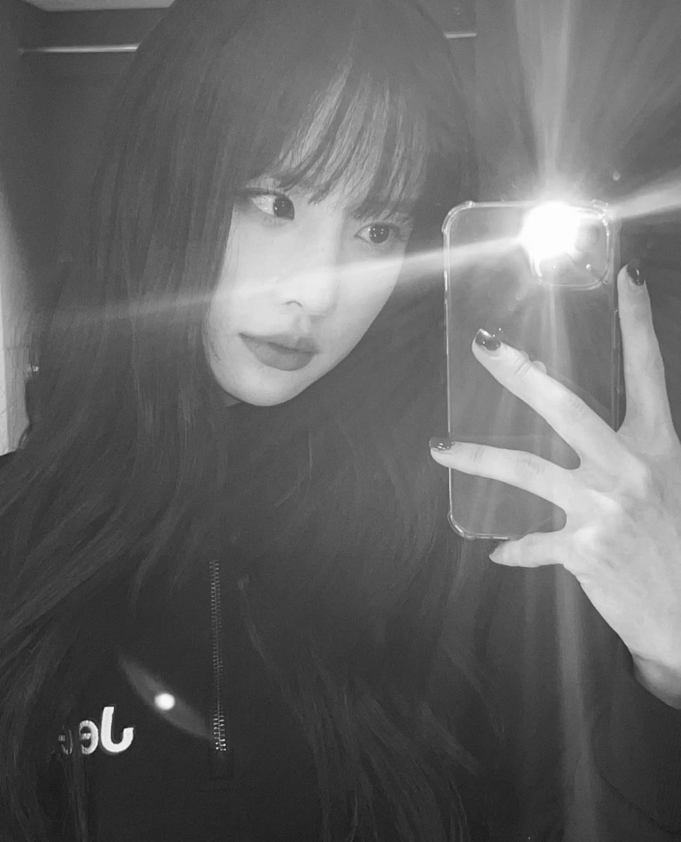 Seolasie's tweet photo. The mirror never lies, but it’s always ready to say goodnight. A silent witness to my daily routine, it offers a glimpse into my soul as I take a step back and reflect on my day. Goodnight to the world outside, where the hustle and bustle never seems to cease. https://t.co/lwZ9yDW6Uk