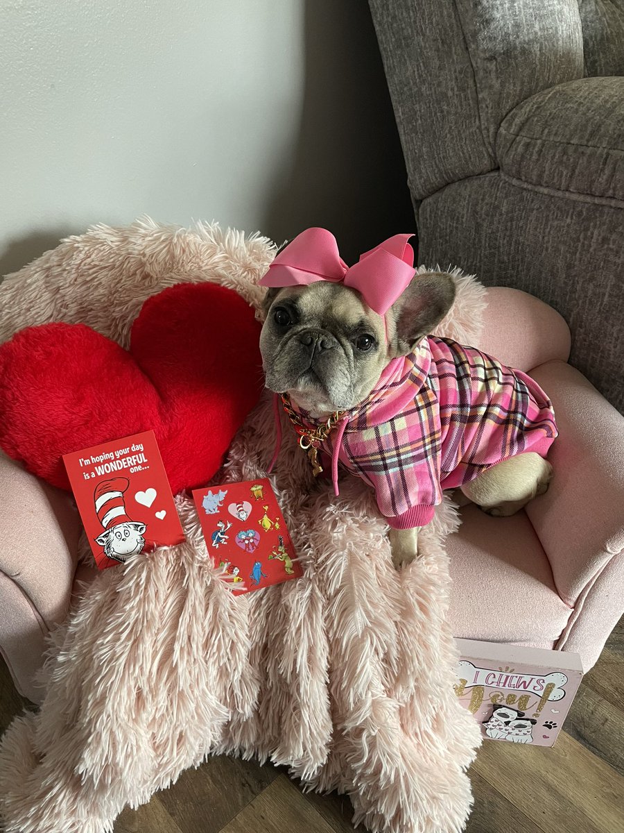 Hi frens! I jus wanted to share dis Valentines card dat I got from my sweet fren Zander <a href="/Zandermanderth1/">zandermanderthebt🐶 and Whiskey James 😺</a> Thank yous for thinking of me Zander! Lubs yous!❤️🥰😘