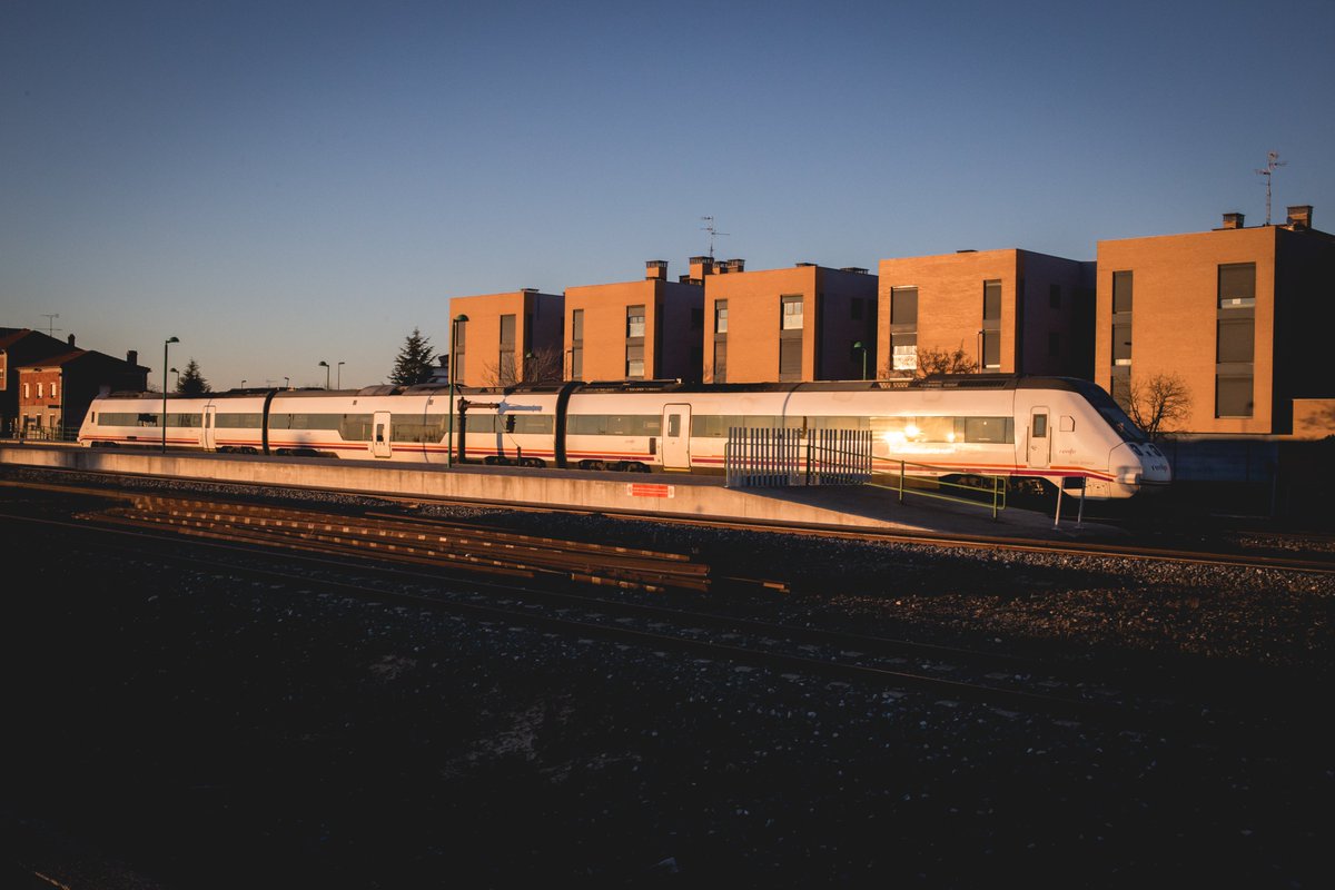 NanuPhoto's tweet photo. Fotos de esta tarde. Media distancia Salamanca-Madrid Principe Pio. Si no me equivoco una es una 599 @Renfe @Adif_es https://t.co/nmQ4iYTsph
