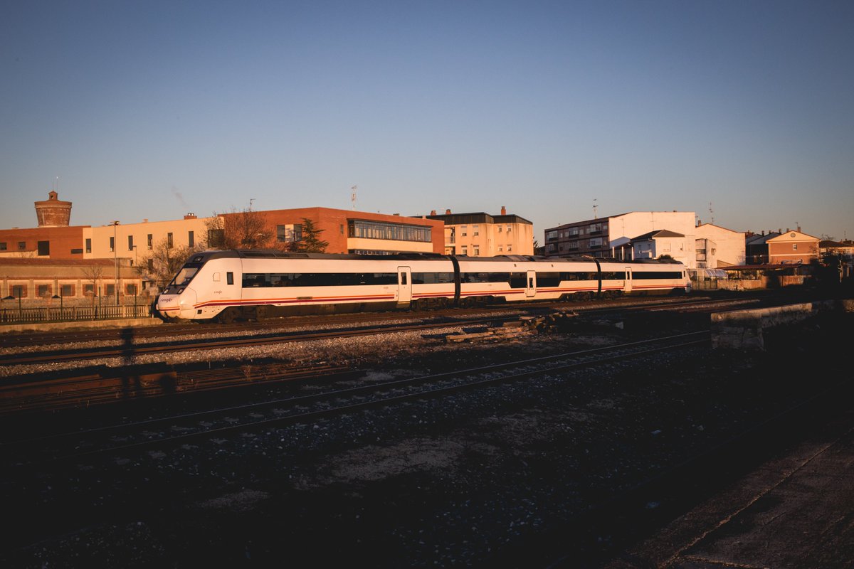 NanuPhoto's tweet photo. Fotos de esta tarde. Media distancia Salamanca-Madrid Principe Pio. Si no me equivoco una es una 599 @Renfe @Adif_es https://t.co/nmQ4iYTsph