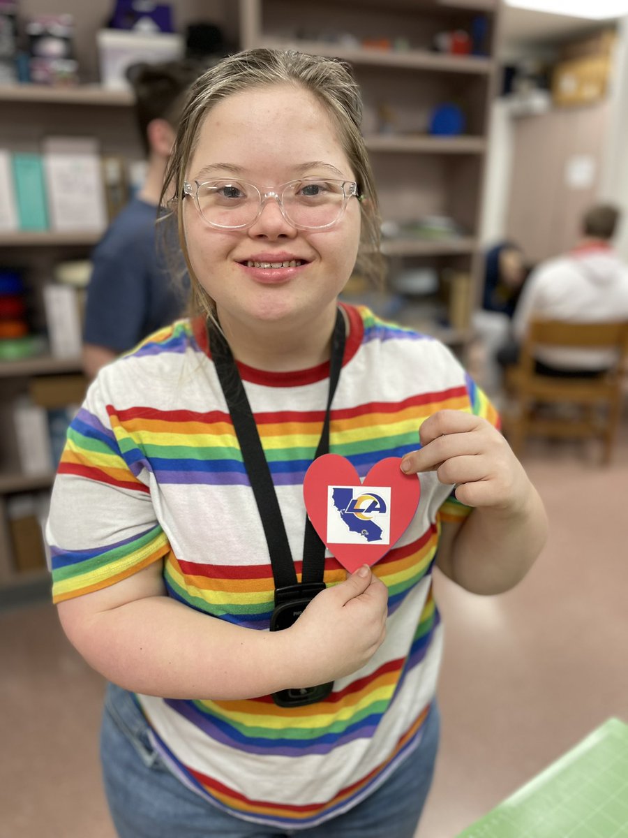 aussieandrew's tweet photo. Makertunity students love the Valentine’s Day stickers they made on the Cricut. 👍 @MrBarnes_223 #dreamitmakeit #Makertunity #ExplorerPride https://t.co/7l9B3D0mGB