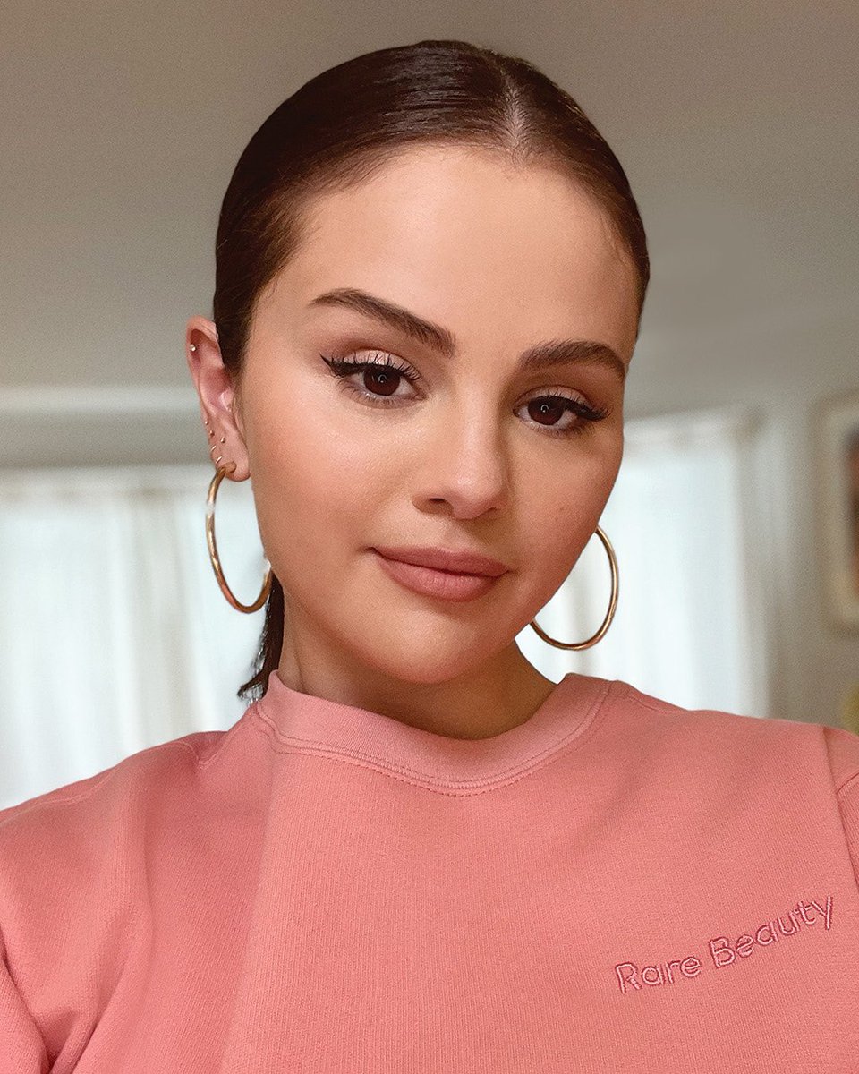 chloegomezuk's tweet photo. I think Selena is the prettiest one in New York city โจ
#usekindwords
#RareBeauty
#youareunique https://t.co/FhHlXtE99a