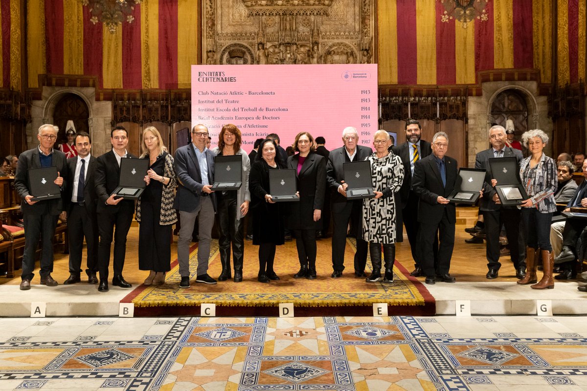 CulturaDIBA's tweet photo. Moltes felicitats @institutteatre per la distinció centenària de @bcn_ajuntament. 

Ha recollit la distinció el president delegat de l'Àrea de Cultura, @joancarlesgc. 

Per molts anys! https://t.co/GHm2RL5YLy