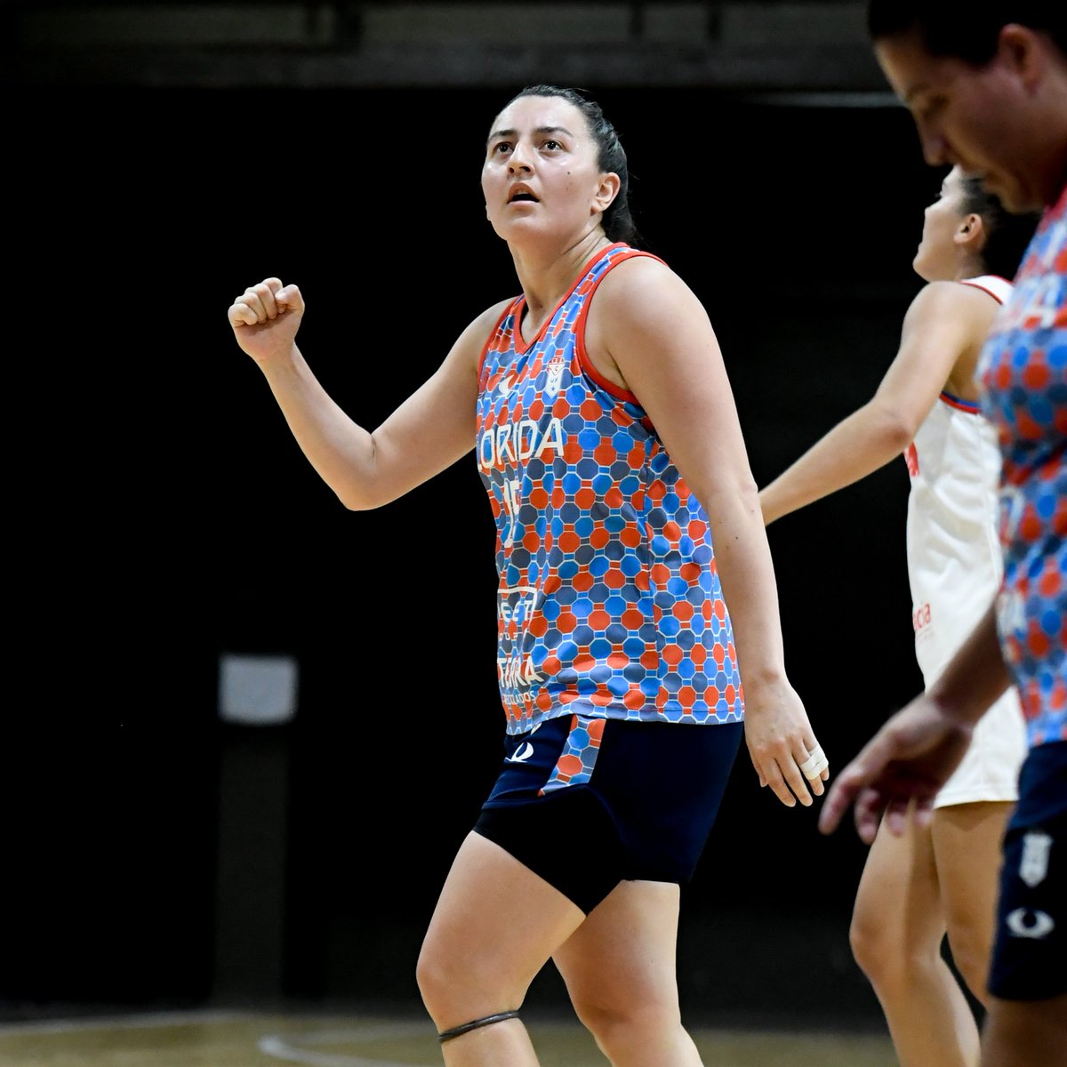 🇨🇴 En la doble la fecha en Neuquén, <a href="/AlejitaAlonsoJ/">Alejandra Alonso</a> rompió la barrera de 💯 puntos en esta Temporada. Lleva un registro de 1⃣0⃣2⃣ unidades en 12 juegos.