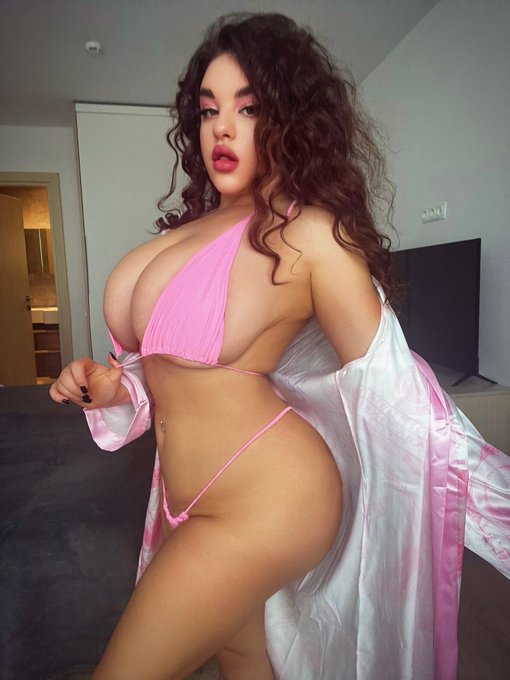 New bikini ????? https://t.co/Fs7RkbosZ9