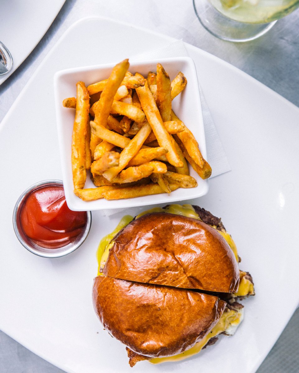 The best burger deal in the city is calling your name! 🍔 

The DELICIOUS Theory burger with a side of fries is only $10 during happy hour (5pm-7pm) for the whole month of February ❤

#chicagohappyhour #bestchicagodrinkdeals #chicagodrinkdeals #rivernorthhappyhour #rivernorth...