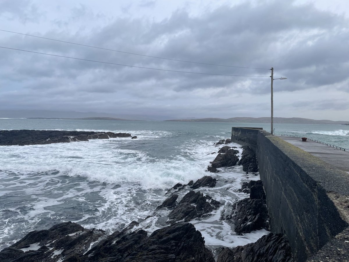 DalyDympna's tweet photo. Day 39 of #100daysofwalking, cool fresh morning, gloves back on #ciarakellyfm #NTBreakfast https://t.co/ETCjvtUvhM