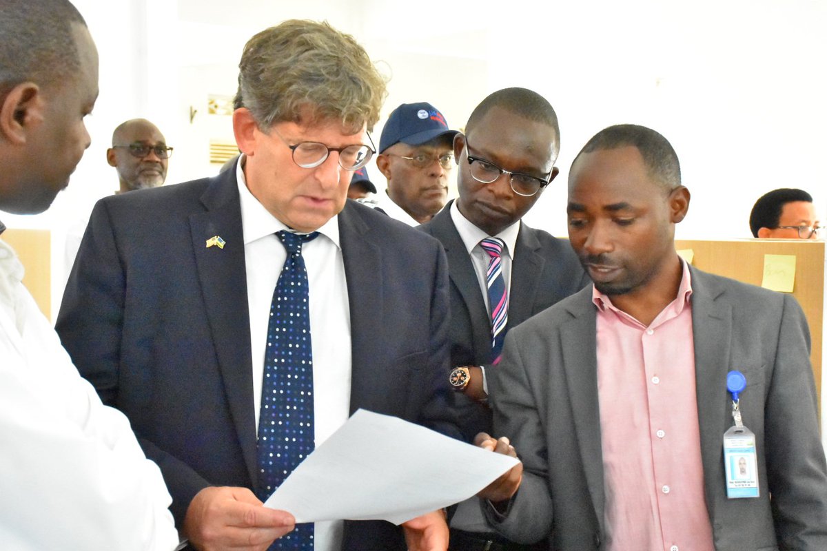 Uyu munsi, Umuyobozi wa <a href="/USAIDRwanda/">USAID Rwanda</a>, ari kumwe n'Umunyamabanga Uhoraho muri Minisiteri y'Ubuzima, <a href="/ZacheeIyakaremy/">Zachee Iyakaremye</a> yasuye <a href="/RuhangoPH/">RUHANGO PROVINCIAL HOSPITAL</a> mu rugendo rwo kureba ibyagezweho mu ishyirwa mu bikorwa ry'imishinga itandukanye iterwa inkunga na USAID harimo RIHSA, Ingobyi Activity, n'indi.