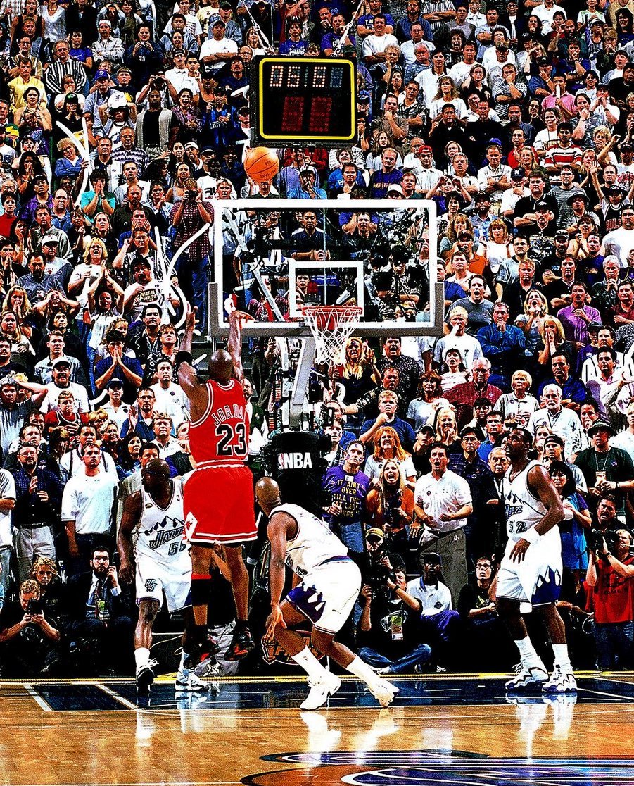 VSportsTM's tweet photo. Definí el cambio de época en 2 fotos. Jordan y LeBron. Con y sin celulares. Fin del juego.

📸 @randyjcruz https://t.co/jEUnp8i0XO
