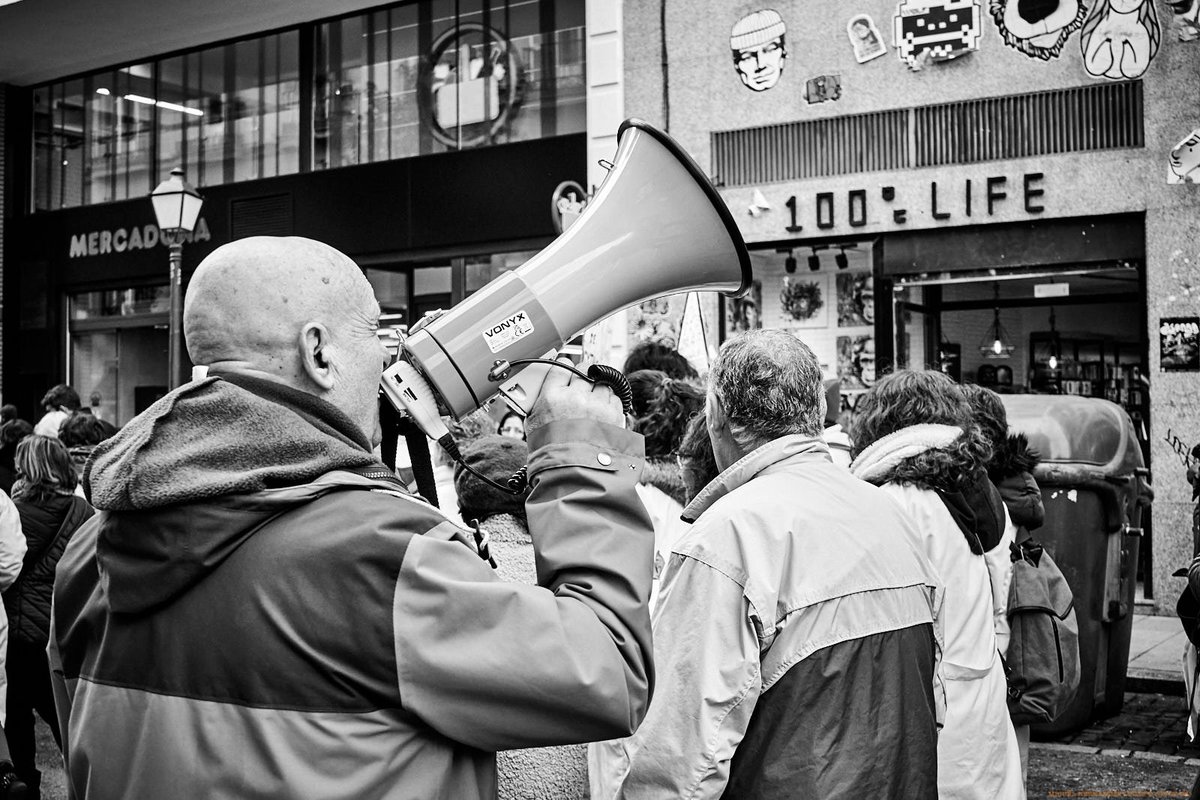 MiguelhlLucas's tweet photo. Durante la protesta, además, se ha denunciado el nuevo modelo de urgencias extrahospitalarias, con 80 Puntos de Atención Continuada (PAC) 24 horas pero no todos ellos con equipo completo (#médico, #enfermera y #celador).
Foto🧵🔄 https://t.co/SErUwK4Uq8