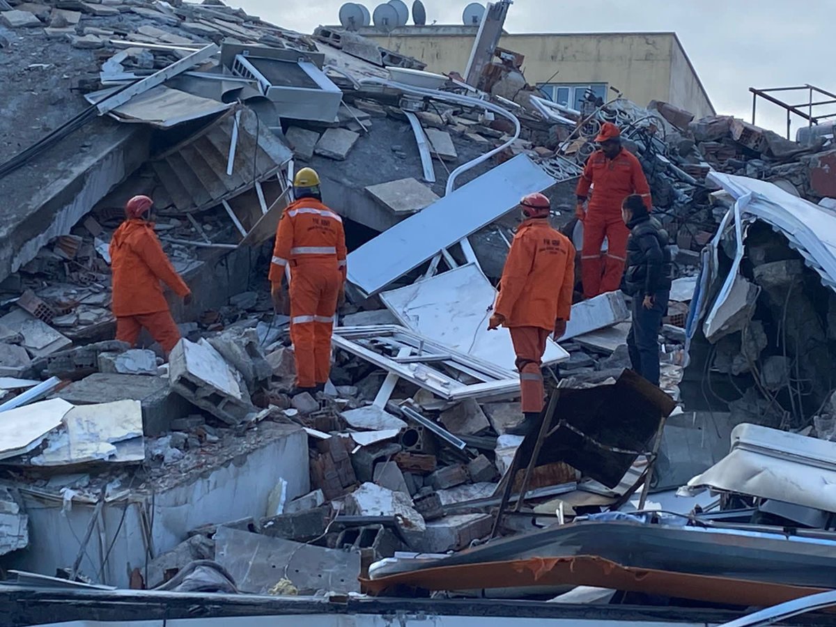 Pakistan Army saving lives in earthquake rescue efforts in #Turkey 🇹🇷 
#Kudos to everyone who is there    #TurkeySyriaEarthquake #PrayForTurkey #PrayforSyria #prayforsham #prayformuslims #prayforhumanity #HelpTurkey #iamstandwithturkey #pakistanarmyzindabaid #pakarmyloveyou