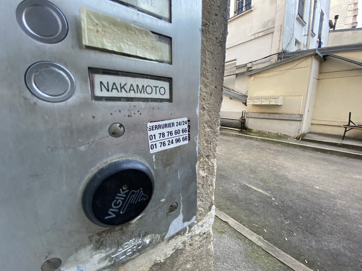 It’s a month since I’m in Paris. This is part of the entrance of where I’m working… Never realized until now.

I found him!!🤣