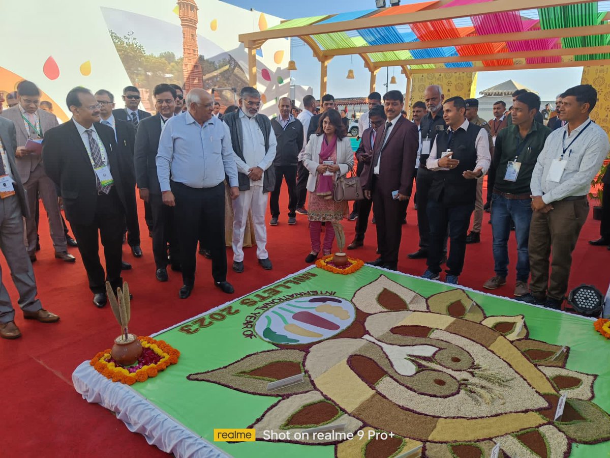 kutchgsmandal's tweet photo. ધોરડો (ભુજ) ખાતે આયોજિત #G20 કાર્યક્રમમાં 2022-23 આંતરરાષ્ટ્રીય તૃણ ધાન્ય પાકો (international year of Millets) અંતર્ગત ખેતીવાડી શાખા કચ્છ દ્રારા તૃણ ધાન્ય પાકોથી અલગ અલગ રંગોળી બનાવવામાં આવી.
@CMOGuj @RaghavjiPatel @CollectorKutch @KutchDdo @OfficerKutch https://t.co/V3Fkw1dFqj