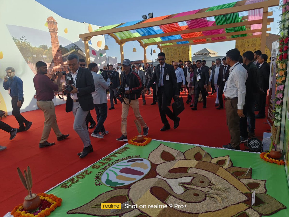 kutchgsmandal's tweet photo. ધોરડો (ભુજ) ખાતે આયોજિત #G20 કાર્યક્રમમાં 2022-23 આંતરરાષ્ટ્રીય તૃણ ધાન્ય પાકો (international year of Millets) અંતર્ગત ખેતીવાડી શાખા કચ્છ દ્રારા તૃણ ધાન્ય પાકોથી અલગ અલગ રંગોળી બનાવવામાં આવી.
@CMOGuj @RaghavjiPatel @CollectorKutch @KutchDdo @OfficerKutch https://t.co/V3Fkw1dFqj