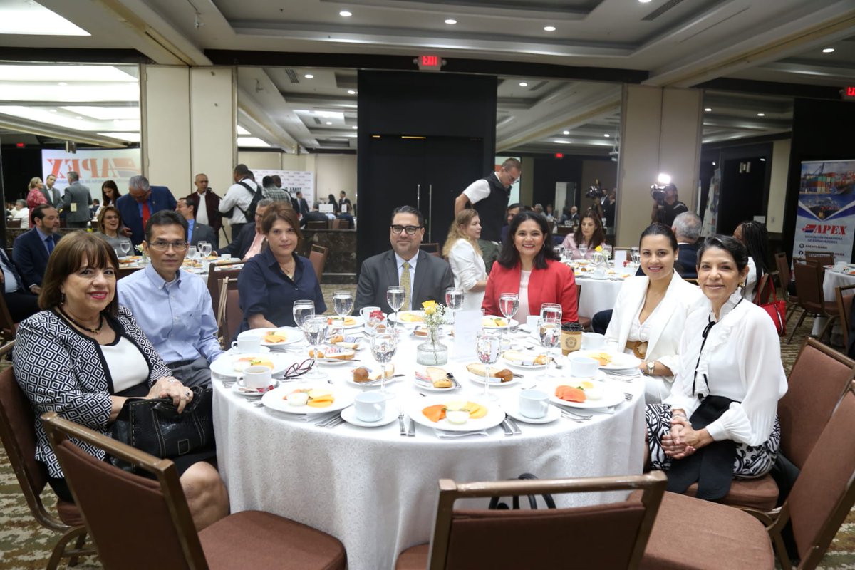 aduanaspanama's tweet photo. Hoy acompañamos a @apexpanama en el acto de toma de posesión de su nueva junta directiva 2023 bajo la presidencia de Victor Pérez.
Auguramos éxitos en su gestión y mantenemos nuestro compromiso de trabajar juntos por el crecimiento económico del país https://t.co/TVnXLBAt2a