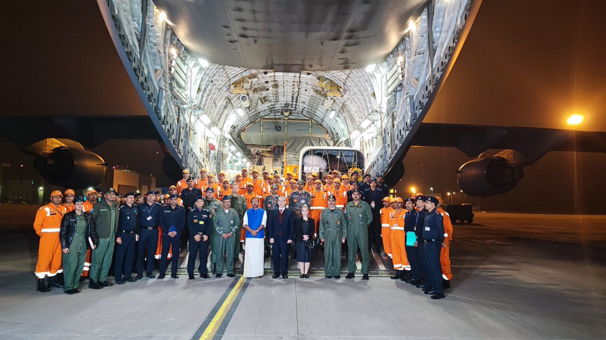 MEAIndia's tweet photo. MoS @MOS_MEA visited Hindon Airbase today to see off the sixth @IAF_MCC flight under #OperationDost.

Interacted with @NDRFHQ team going to Türkiye to augment the ongoing search and rescue efforts. 
 
Joined by Ambassador @firatsunel @TurkEmbDelhi. https://t.co/KKnOUjsIWI