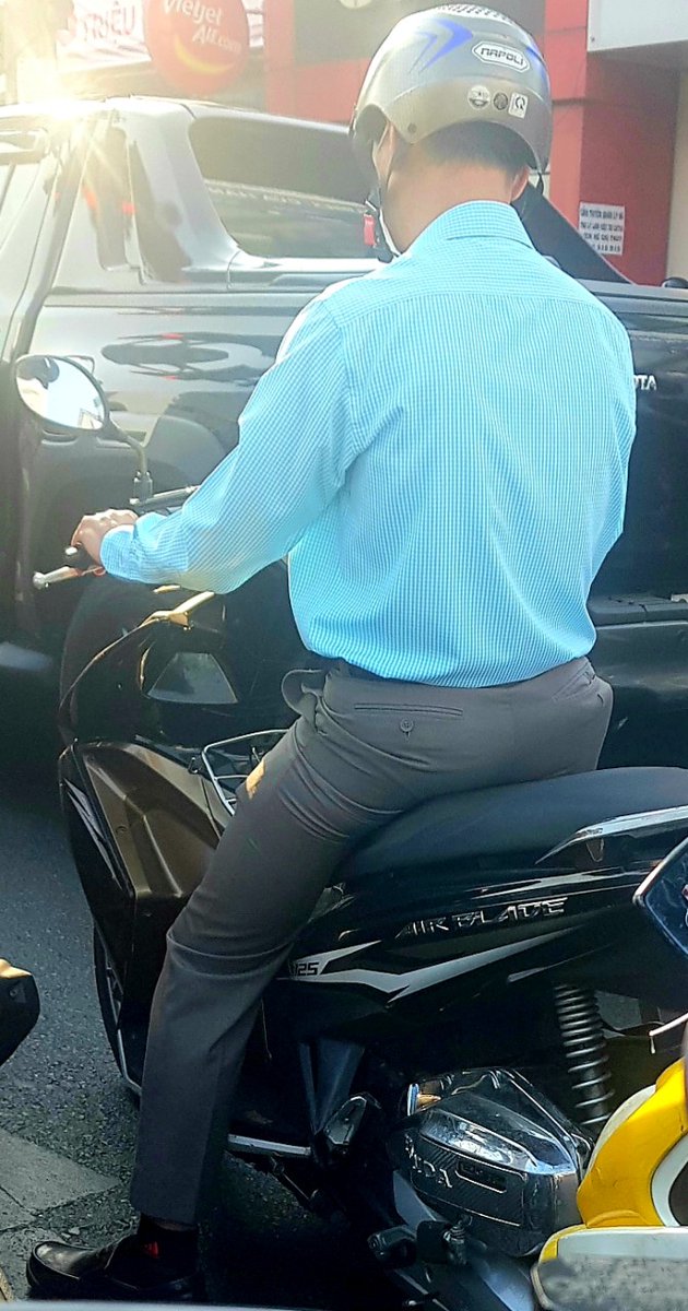 fmanlk's tweet photo. Dù kẹt xe cũng cố chạy theo, chup cho được bờ mông này. Quần tây bóng bóng bó bó hằng rõ đường ngấn sịp. Ngắm nhìn mà mê. https://t.co/XJy76sdAut