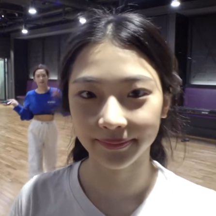 rukapicsz's tweet photo. #RUKA having fun with #CHIQUITA and #AHYEON feat. ruka's cutie cat face https://t.co/1iVUKW0aGQ