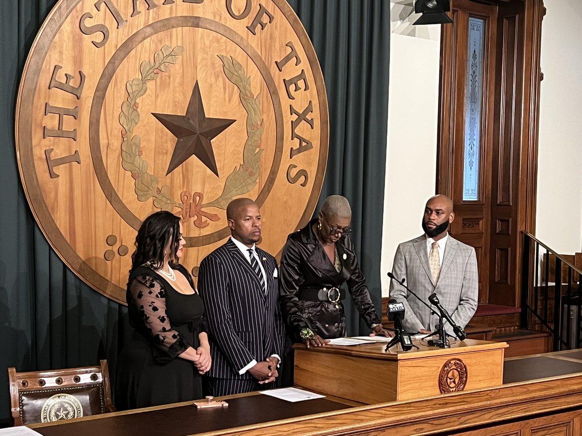 txblackcaucus's tweet photo. Happening now, @JonesJolanda is leading a press conference on the Police Insurance Liability Bill (HB 1808) alongside TxLBC Members. #txlege 

👇🏾 THREAD https://t.co/GgPk21cGqb