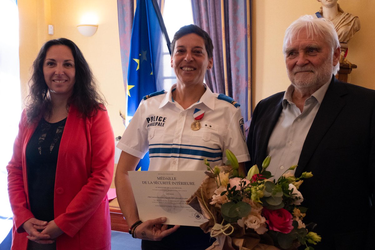 Lors d’une réception en mairie, Violaine Demaret, Préfète de Vaucluse, a remis à Lauriane Dalmais, cheffe du poste de #Policemunicipale, la médaille de la sécurité intérieure (échelon bronze) par le <a href="/Interieur_Gouv/">Ministère de l'Intérieur</a>  : bit.ly/3RIfhF4 #Monteux <a href="/Prefet84/">Préfet de Vaucluse</a>