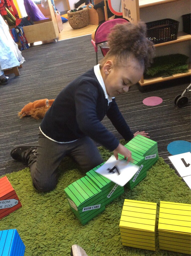 YewTreeSandwell's tweet image. AM Nursery have enjoyed exploring the story #DearZoo. Today we counted the crates the animals arrive in and matched the correct numerals to them. #LearningWithoutLimits