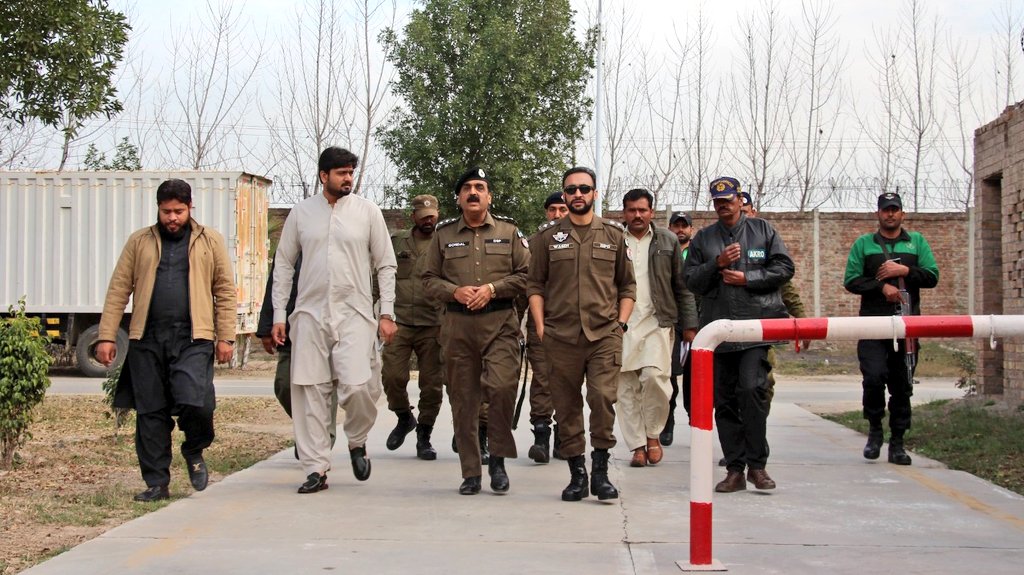 chiniotpolice's tweet photo. ڈسٹرکٹ پولیس آفیسر چنیوٹ وسیم ریاض خان نے چنیوٹ سیفٹی فیوز پراجیکٹ کا وزٹ کیا 

ڈی پی او نے چنیوٹ سیفٹی فیوز کے مختلف حصوں کا وزٹ کیا, غیر ملکی شہریوں کے سیکیورٹی انتظامات کا جائزہ لیا 

ڈی پی او نے متعلقہ افسران کو ایس او پیز کے مطابق سیکیورٹی انتظامات یقینی بنانے کی ہدایت کی https://t.co/dr8fVPulvq