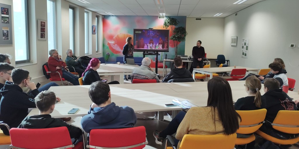 STICHTING_AVT's tweet image. 🏫 Vandaag gingen we op bezoek bij de leerlingen van @BartimeusFonds uit te leggen hoe @EARCATCH werkt!
Volgende week gaan ze namelijk naar @aladdin de musical in het AFAS Circustheater.

Met #audiodescriptie in #Earcatch.

#Bartiméus #Blind #Slechtziend #IkKijkMeeMetAD #SAVT