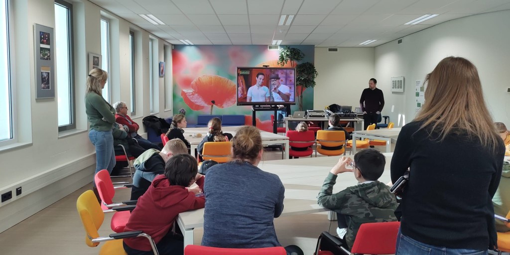 STICHTING_AVT's tweet image. 🏫 Vandaag gingen we op bezoek bij de leerlingen van @BartimeusFonds uit te leggen hoe @EARCATCH werkt!
Volgende week gaan ze namelijk naar @aladdin de musical in het AFAS Circustheater.

Met #audiodescriptie in #Earcatch.

#Bartiméus #Blind #Slechtziend #IkKijkMeeMetAD #SAVT