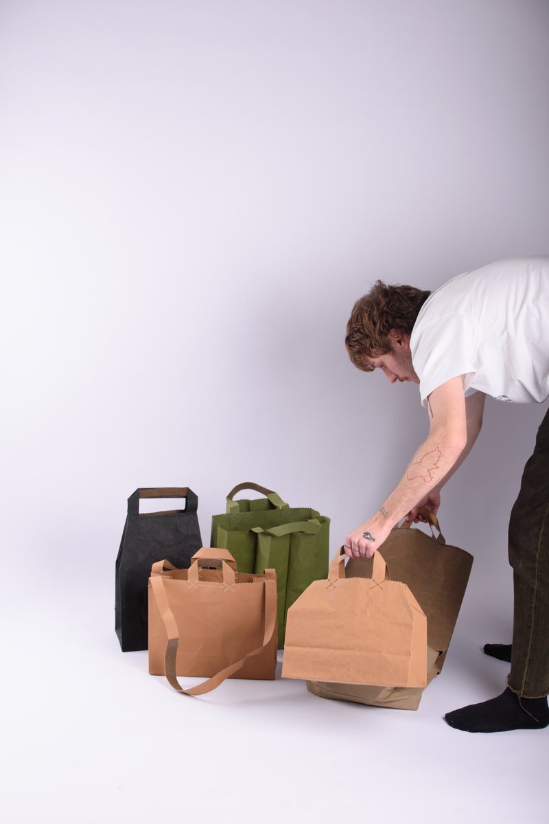 Poprvé v životě jsem si zkusil práci s kůží. Udělal jsem kolekci tašek, jako téma jsem si zvolil OBYČEJ. Taška může zmoknout, ušpinit se, cokoli, vypereš v pračce a máš ji jako novou 💁🏼‍♂️

Fotky všech tašek jsou v komentářích 😋