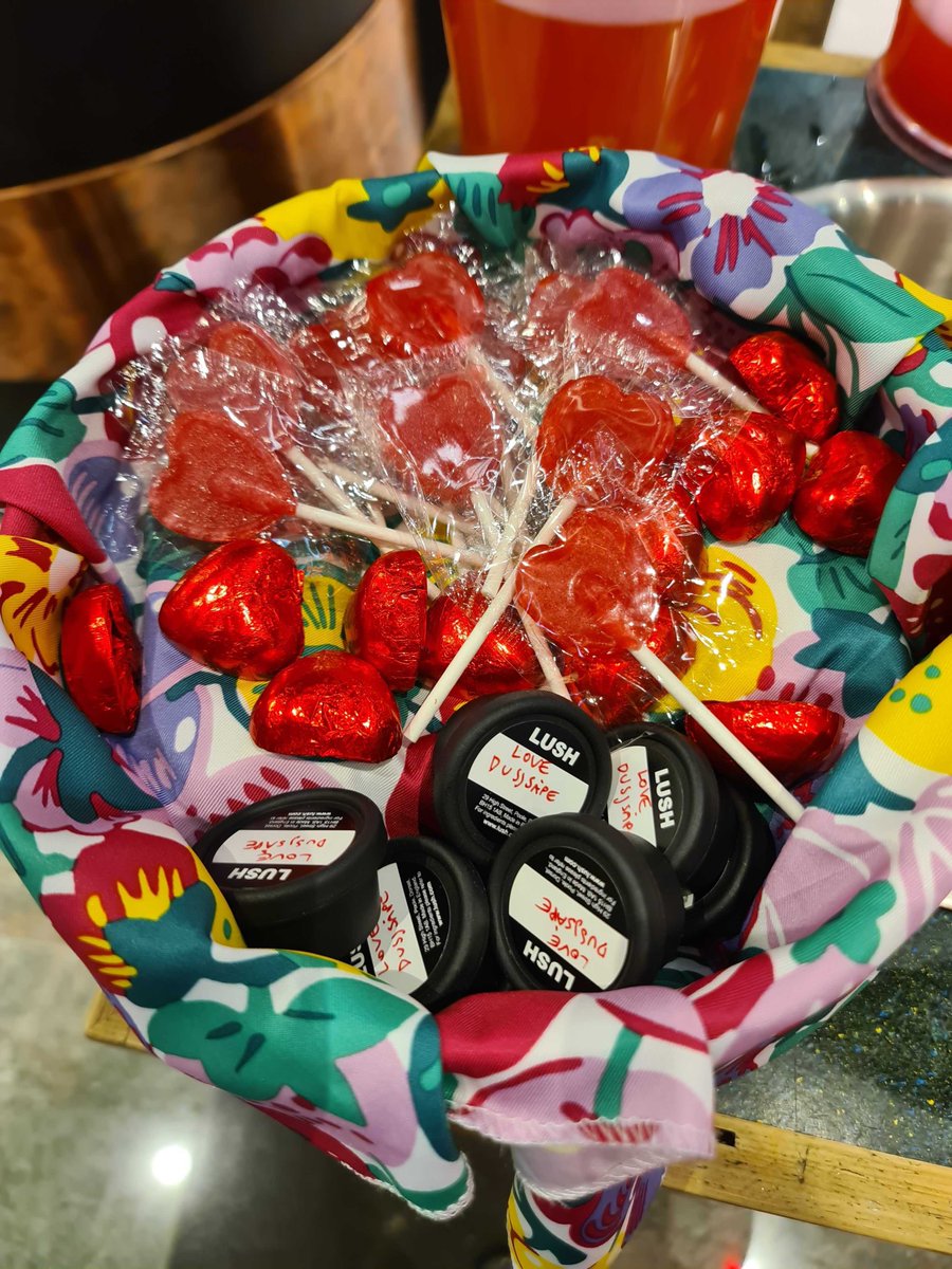 Uuuh! Det er skikkelig Valentines-stemning i våre butikker ♥️ Kom å si hei og booste din dag med litt selvpleie! 

Bilder: LUSH Stavanger