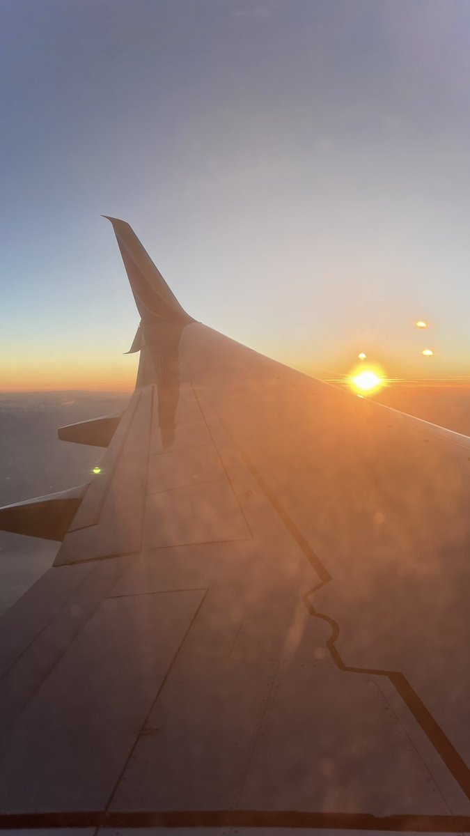 stellakemp's tweet photo. Glorious sunrise over California … courtesy of @SouthwestAir. Headed to NOLA for #MardiGras #CLEO https://t.co/HuG8np7ysI