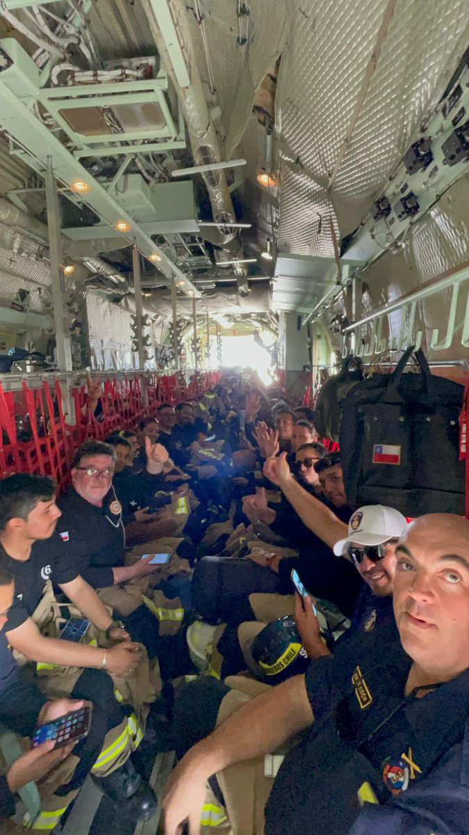 ciudadanovidela's tweet photo. En estos momentos, una aeronave C-130 “Hércules” del Grupo de Aviación Nº10 de la llª Brigada Aérea se encuentra efectuando el traslado de una delegación de 79 Bomberos y Bomberas de la Región de #Antofagasta, quienes irán en apoyo al sur 🫶🚒❤️👏#IncendiosForestaleschile #chile https://t.co/gfAPdCx5zy