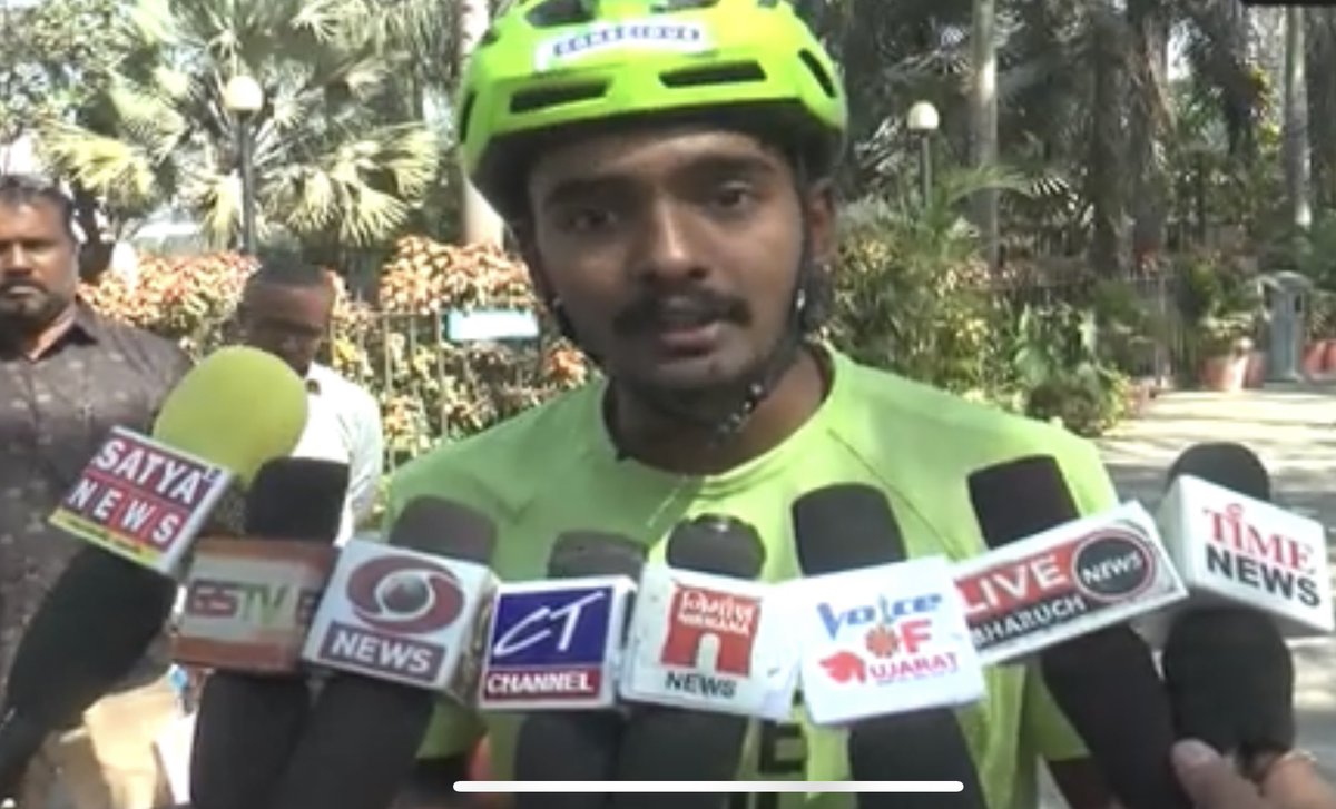 soilsahiljha's tweet photo. Answering the media here in Gujarat.
I can see the active participation and enthusiasm people of Gujarat are taking in Save Soil through my solo journey of 2 years on bicycle being a small medium for it. #Gujarat -Blessed soil of Mahatma Gandhi
#SaveSoil @SadhguruJV @cpsavesoil https://t.co/5D6VT9quIi