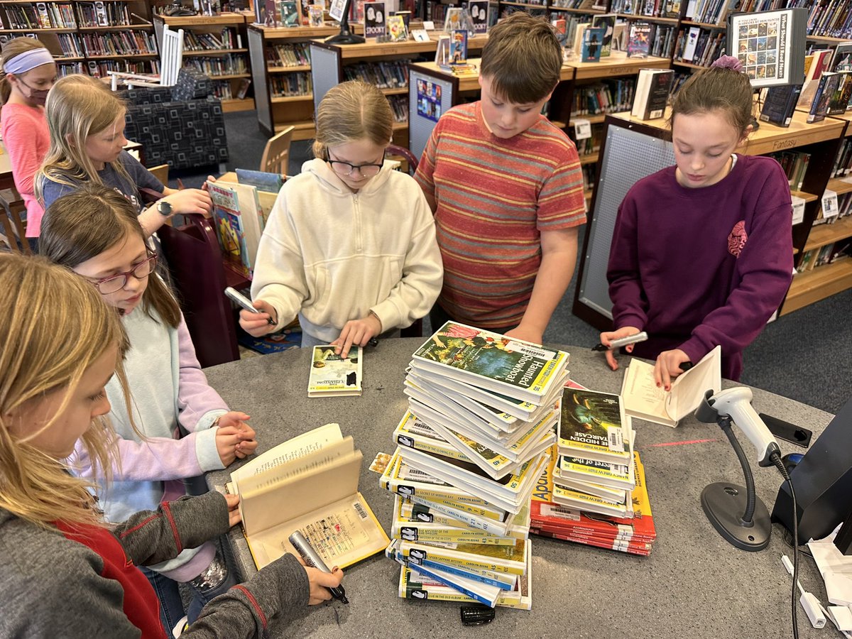 Thankful for these awesome friends at <a href="/FTWoodfillES/">Woodfill Elementary</a> who make weeding our library much easier! ❤️❤️❤️