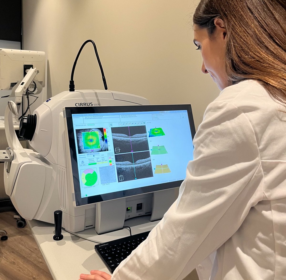 visionclinicB's tweet photo. La #OCT es una prueba diagnóstica por imagen que se está convirtiendo en imprescindible en oftalmología. ¿Qué ventajas tiene? 

🗣 "Es sencilla, rápida, no invasiva y facilita el diagnóstico y seguimiento de muchas enfermedades oculares", @DrAlfredoAdan 

👇 ¿En qué consiste? https://t.co/pYlAUeFC0F